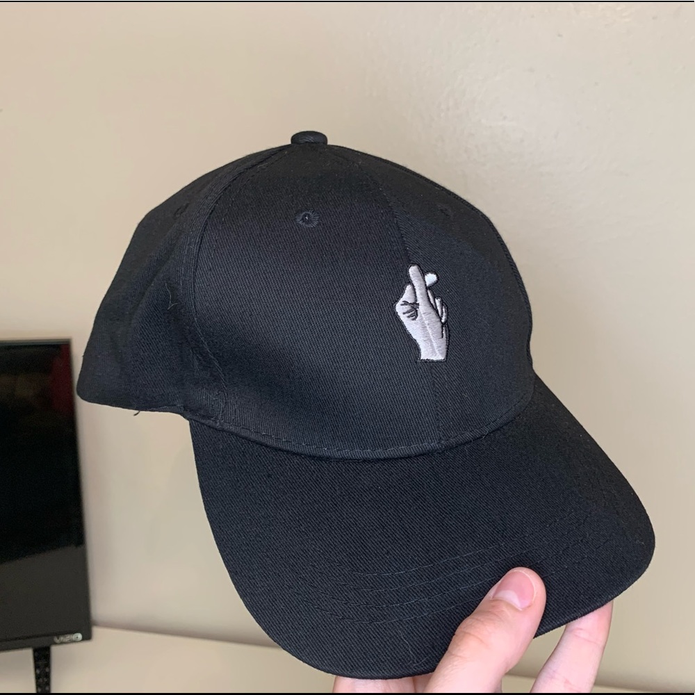 Black kpop finger heart hat